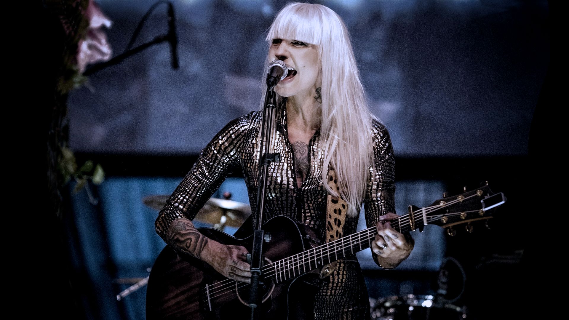 Linda Varg playing guitar live on stage